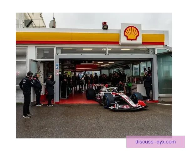 F1赛季最新战报：顶尖车队策略角逐激烈赛事精彩瞬间